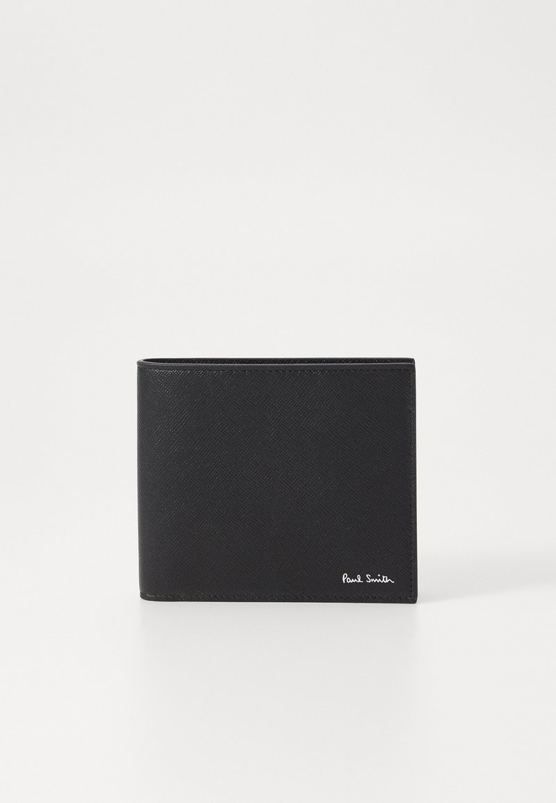 Svart skinn bifold lommebok med teksturert overflate og preget logo på fronten, med et slankt og minimalistisk design.