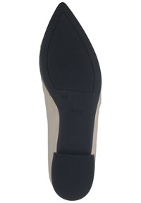 Chaussure à talon beige avec un bout pointu, dotée d'une semelle en caoutchouc noire. La chaussure présente un design minimaliste et une texture en cuir lisse.