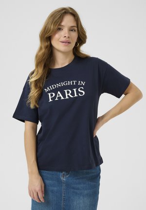 T-shirt en coton bleu marine à manches courtes et col rond, arborant le texte blanc "MIDNIGHT IN PARIS" sur le devant.