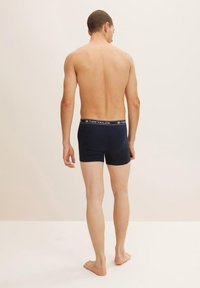 Herren Boxershorts aus Baumwolle in Marineblau mit einem elastischen, gebrandeten Bund. Das Design zeichnet sich durch eine enganliegende Passform und eine glatte Textur aus.
