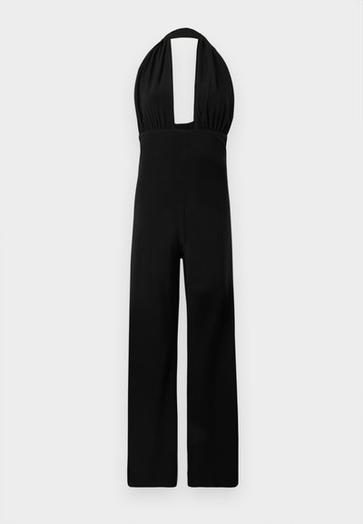 Salopetă neagră cu guler halter, având un decolteu adânc, un bust pliat și un design cu pantaloni evazați. Materialul are o textură netedă și o culoare uniformă.