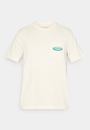 T-shirt en coton couleur crème avec manches courtes et une poche poitrine. Présente un logo vert "patagonia" sur la poche.