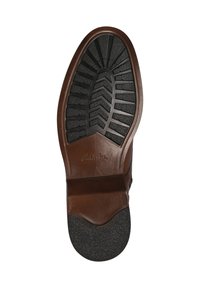 Hnědá kožená podrážka boty s geometrickým vzorem. Má plochý podpatek a povrch, který zvyšuje přilnavost. Viditelné logo "Clarks".