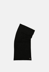 Écharpe en tricot noire avec un motif en diamant et une texture côtelée. Comprend un petit patch logo rectangulaire en bas.