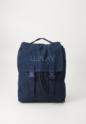 Rucsac din denim albastru cu un logo brodat "REPLAY", două curele cu catarame și o închidere cu șnur în partea de sus.