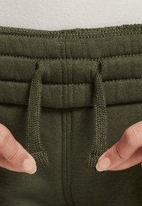 Nike Sportswear SPORTSWEAR CLUB FLEECE - Fato de treino - khaki