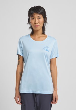 Helles blaues Sportshirt aus glattem, atmungsaktivem Material. Verfügt über einen gerundeten Ausschnitt und kurze Ärmel, mit einem Bergmotiv auf der Brust.