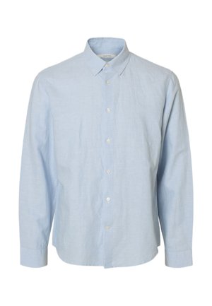 Jasnoniebieska męska koszula na guziki z długim rękawem, z kołnierzykiem w szpic i białymi guzikami, przedstawiona na białym tle.