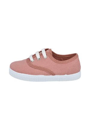 Zapatilla de lona rosa con suela de goma blanca y tres ojales blancos para cordones, mostrada de perfil sobre un fondo blanco.