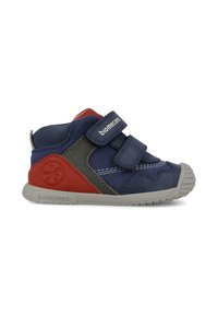 Scarpe per bambini con tomaia blu navy, dettagli rossi e grigi, cinturini in velcro e suola in gomma testurizzata. Presentano un logo sul lato.