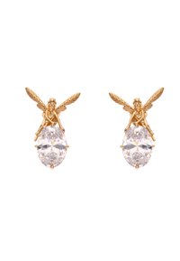 Ohrringe in Goldfarbe mit detaillierten Feenfiguren und ausgebreiteten Flügeln auf großen, facettierten ovalen klaren Kristallen, die mit Metallkrallen gesichert sind.