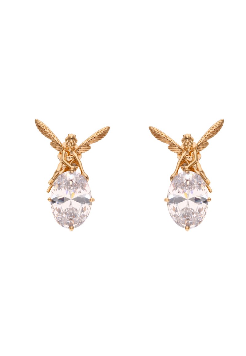 Ohrringe in Goldfarbe mit detaillierten Feenfiguren und ausgebreiteten Flügeln auf großen, facettierten ovalen klaren Kristallen, die mit Metallkrallen gesichert sind.