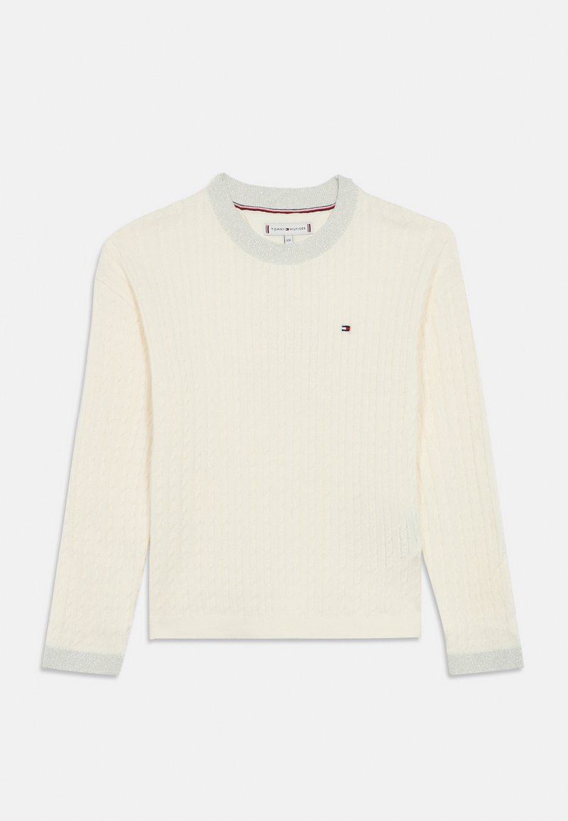 Kremfarget genser med kabelstrikkedesign, grå ribbestrikket krage og manchetter, og en liten logo på venstre bryst. Myk tekstur, lange ermer.