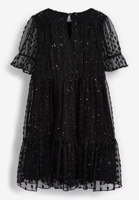 Černé šaty vyrobené z průsvitné tkaniny, zdobené flitry, s krátkými volánkovými rukávy, výstřihem na zádech ve tvaru klíčové dírky a s vrstveným lemem.