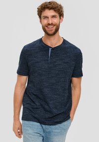 s.Oliver MELIERTES  MIT HENLEY AUSSCHNITT - T-Shirt basic - navy