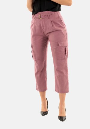 Pantaloni cargo rosa a vita alta con cintura, due tasche laterali e una texture morbida, abbinati a tacchi alti neri.