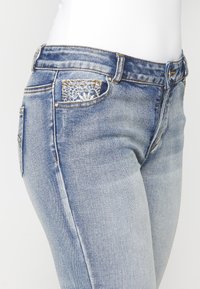 Koroshi PIRATE  - Jeans Shorts - azul cl light blue