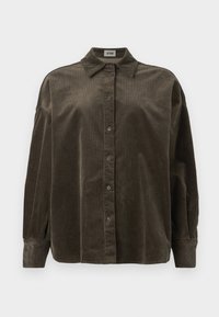 Dunkelbraune Corduroy-Hemd mit langen Ärmeln, Knopfleiste und Kragen, mit abgesenkten Schultern, auf einem schlichten weißen Hintergrund präsentiert.