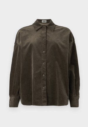 Camicia a maniche lunghe in corda color marrone scuro con colletto e spalle scese, esposta su uno sfondo bianco semplice.