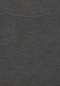 Dunkelgrauer gerippter Stoff mit glatter Textur, der einen subtilen metallischen Akzent am Ausschnitt aufweist. Das Gesamtdesign ist minimalistisch.