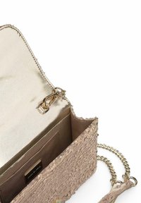 Bolso de mano texturizado en color rosa con un interior metálico dorado, correa de cadena y un cierre dorado. Incluye un bolsillo deslizante en el interior.