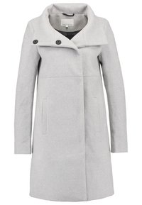 Manteau en laine gris clair longueur genoux avec manches longues, large col fermé par deux boutons noirs et deux poches latérales.
