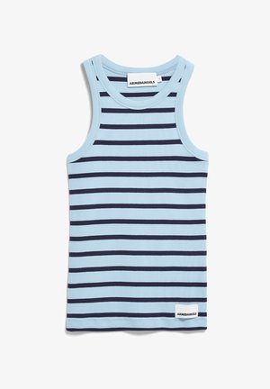 Hellblaues ärmelloses geripptes Tanktop mit horizontalen marineblauen Streifen und zwei weißen Etiketten mit der Aufschrift "ARMEDANGELS".