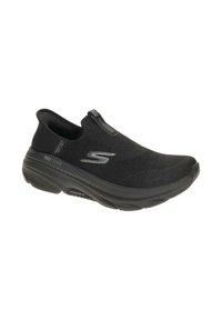 Schwarzer Slip-On Sneaker mit strukturiertem Strick-Obermaterial, gepolstertem Kragen und einer gepolsterten Sohle mit prominentem Logo an der Seite.