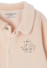 Weiches, rosa Baby-Ein Stück mit Druckknöpfen, Kragen und einem gestickten Design von zwei Enten mit dem Text "toi + moi".