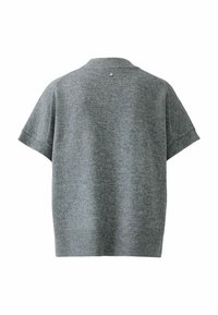Kurzärmliger, geknöpfter Pullover aus hellgrauem Strickstoff, mit geripptem Saum und einem kleinen Knopfdetail auf der Rückseite.