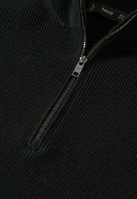 Schwarzer Pullover mit Reißverschluss am Kragen und gerippter Textur, ausgestattet mit einem Metallreißverschluss und einem Etikett mit dem Markennamen. Weiches Material, figurbetontes Design.