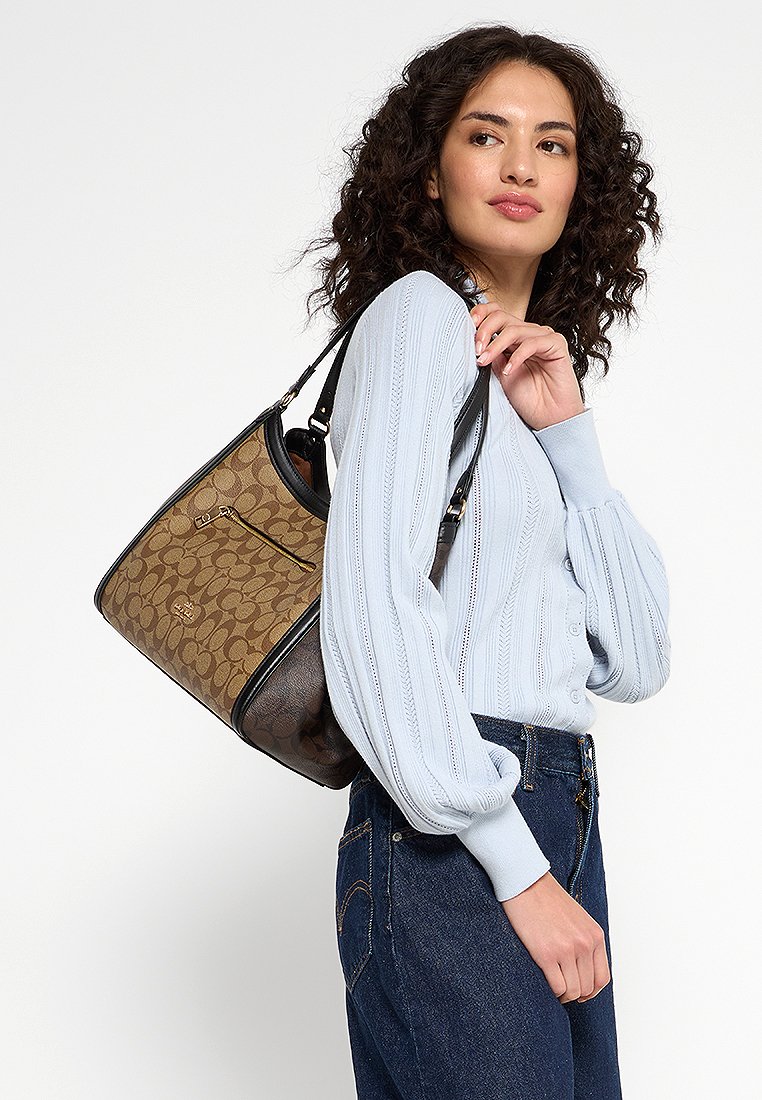 Borsa a tracolla con motivo marrone e dettagli neri, dotata di tasca con zip. Materiale morbido, forma hobo, tracolla e dettaglio del logo.