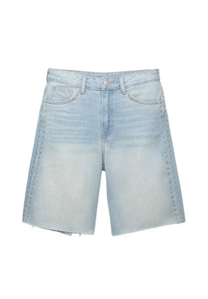 Lystblå denimshorts med lige snit, der har nagle detaljer langs sidesømmene og en ragget kant. To forlommer synlige.