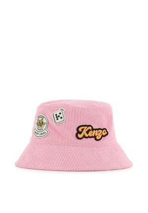 Roze corduroy bucket hat met Kenzo-logo patch, een tijger-embleem patch en een klein wit dobbelsteen patch aan de voorkant.