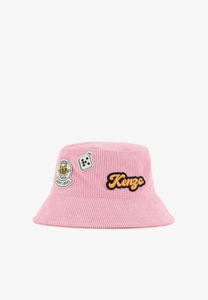 Chapeau bob en velours côtelé rose avec patch logo Kenzo, patch emblème tigre et petit patch dé blanc sur le devant.
