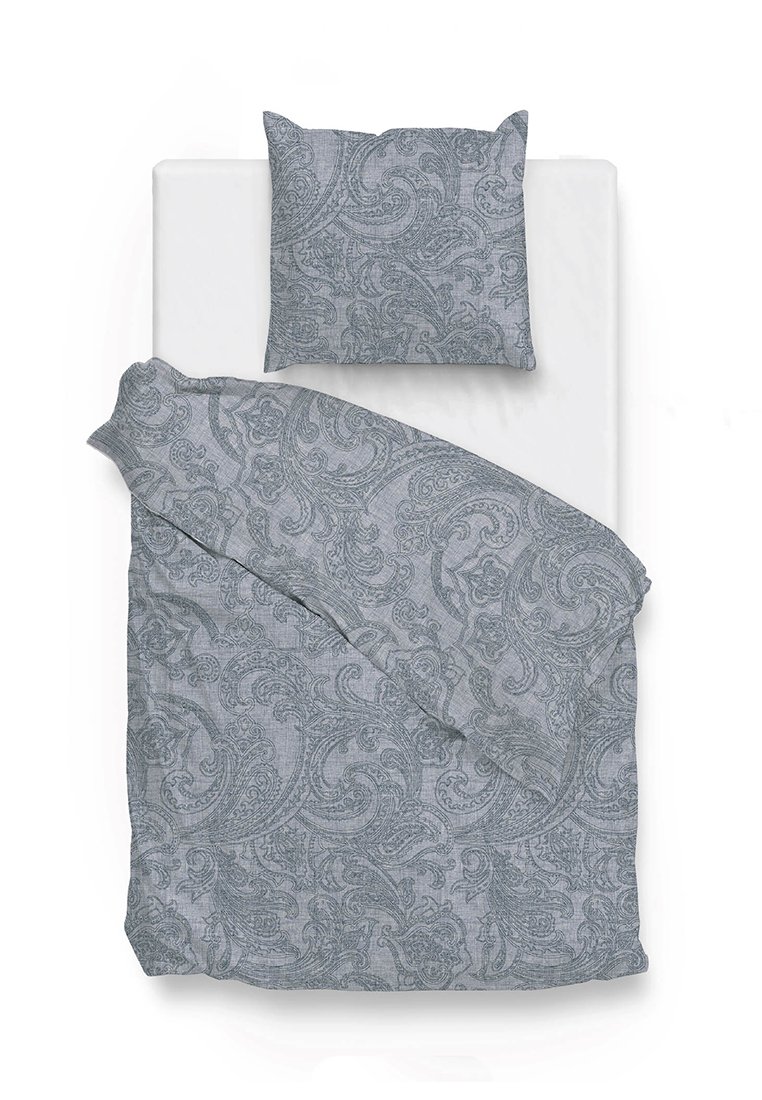 Ensemble de literie à motif gris comprenant une housse de couette et une taie d'oreiller avec des motifs paisley délicats sur un tissu doux, étalé à plat sur une surface blanche.