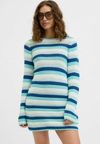 Pletena haljina s horizontalnim prugama u različitim nijansama plave, mente i bijele. Dugi rukavi s rupama za palčeve, okrugli izrez i prilagođen dizajn.