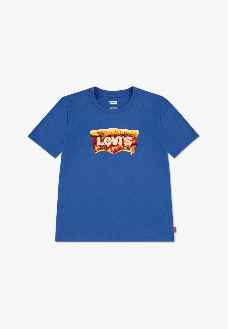 Μπλε βαμβακερό t-shirt με κοντά μανίκια, εμφανίζοντας ένα μεγάλο, πολύχρωμο λογότυπο Levi's σε ένα παιχνιδιάρικο σχέδιο στο κέντρο.