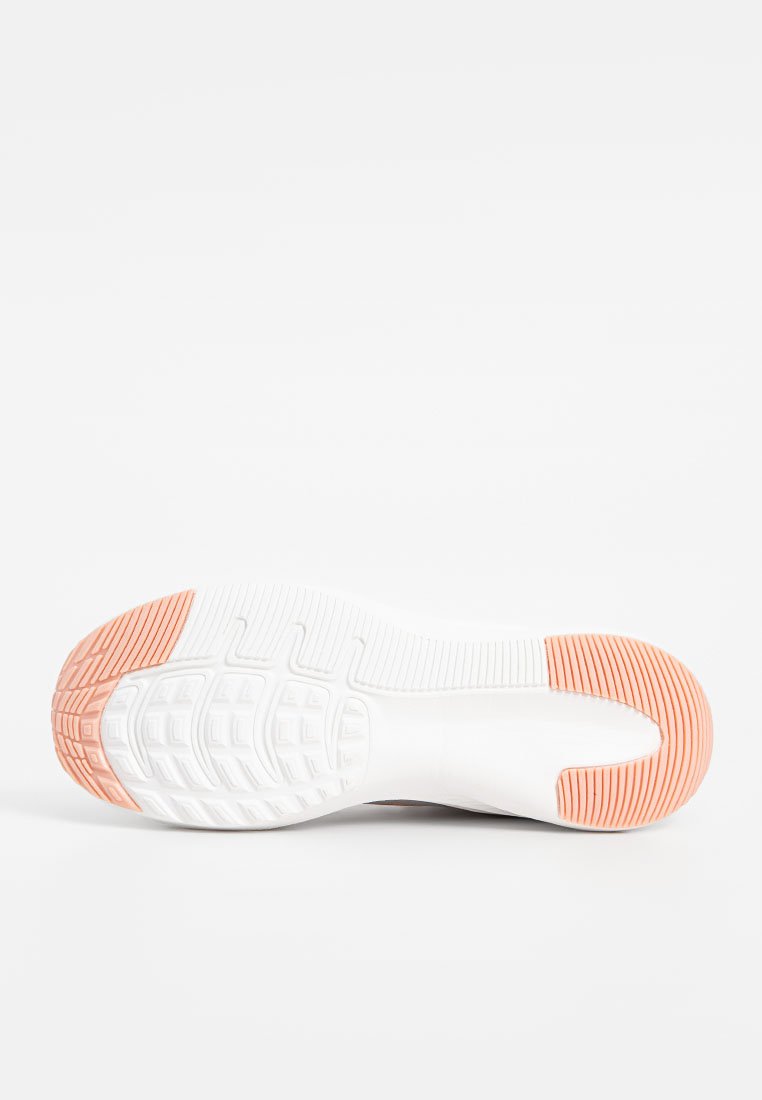 Suela de zapato deportivo blanca con agarre texturizado, con acentos naranjas. La suela tiene una base plana y un patrón entrelazado para tracción.