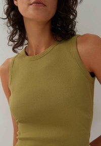 someday. SLIM FIT RIB - Top - green moss