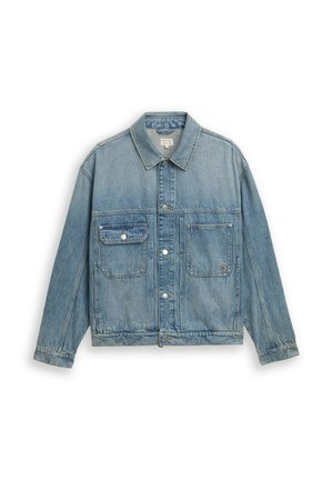 Veste en denim bleu clair avec deux poches avant, fermeture par boutons, manches longues et col classique, posée à plat sur un fond blanc.