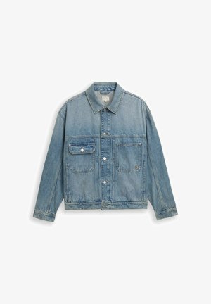 Veste en denim bleu clair avec deux poches avant, fermeture par boutons, manches longues et col classique, posée à plat sur un fond blanc.