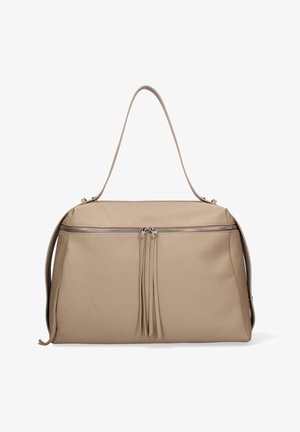 Sac à main en cuir beige avec fermeture éclair supérieure, doubles pompons et une seule bandoulière sur fond blanc.