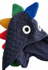 Bonnet tricoté en bleu foncé avec des pointes colorées : vert, orange, rouge et bleu. Présente de grands yeux blancs avec des pupilles noires, doublure en polaire douce.