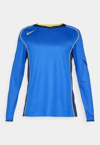 Hosszú ujjú sportpóló élénk kék színben, sárga kiegészítőkkel és hálós textúrával az oldalán. Nike logó a mellkason.