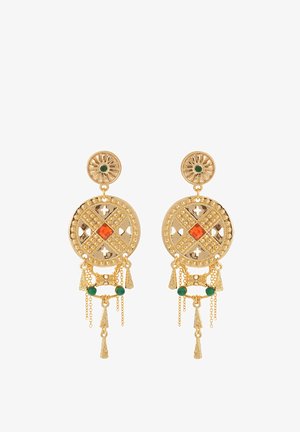 Boucles d'oreilles circulaires en or avec un design en filigrane complexe, des gemmes rouges et vertes, et des chaînes pendantes avec des accents de perles.