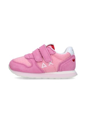 Scarpa da ginnastica rosa per bambini con doppio strap in velcro, suola bianca, cuciture geometriche sul lato e piccolo cuore rosso sul collare del tallone.