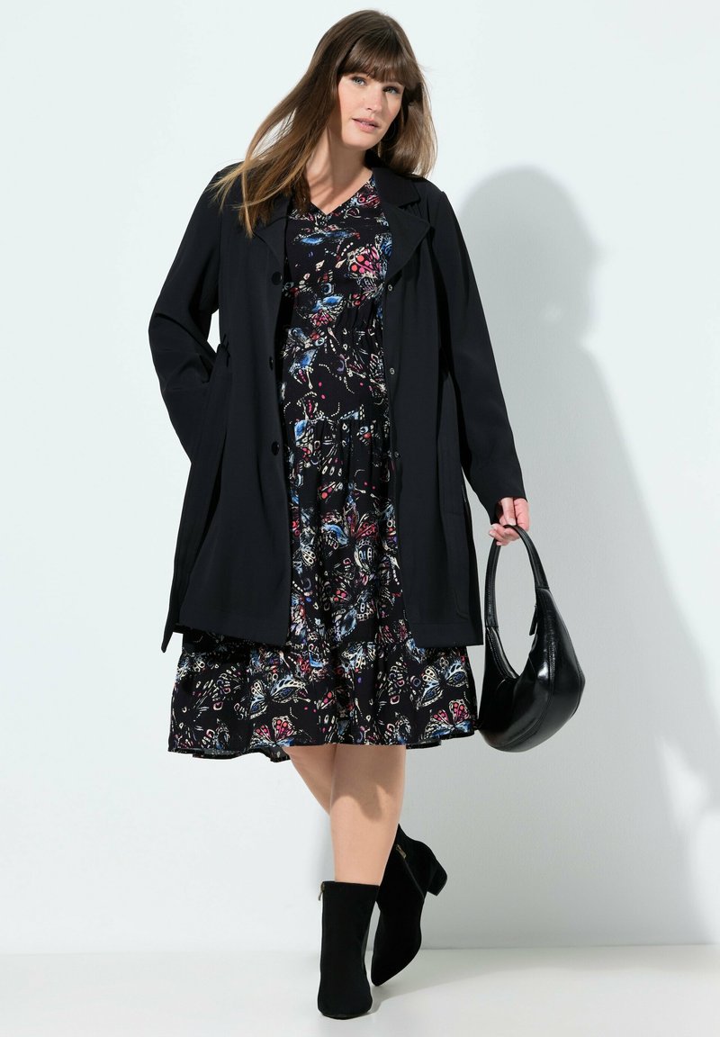 Ulla Popken Trenchcoat A-Line Femme – Manteau Léger Col Chemise Ceinture à Nouer – Style Moderne & Élégant