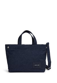 Bolso de lona de mezclilla azul marino con asas cortas, correa ajustable y costuras naranja en contraste. Presenta un parche con el logotipo en la parte frontal y cierre a presión.