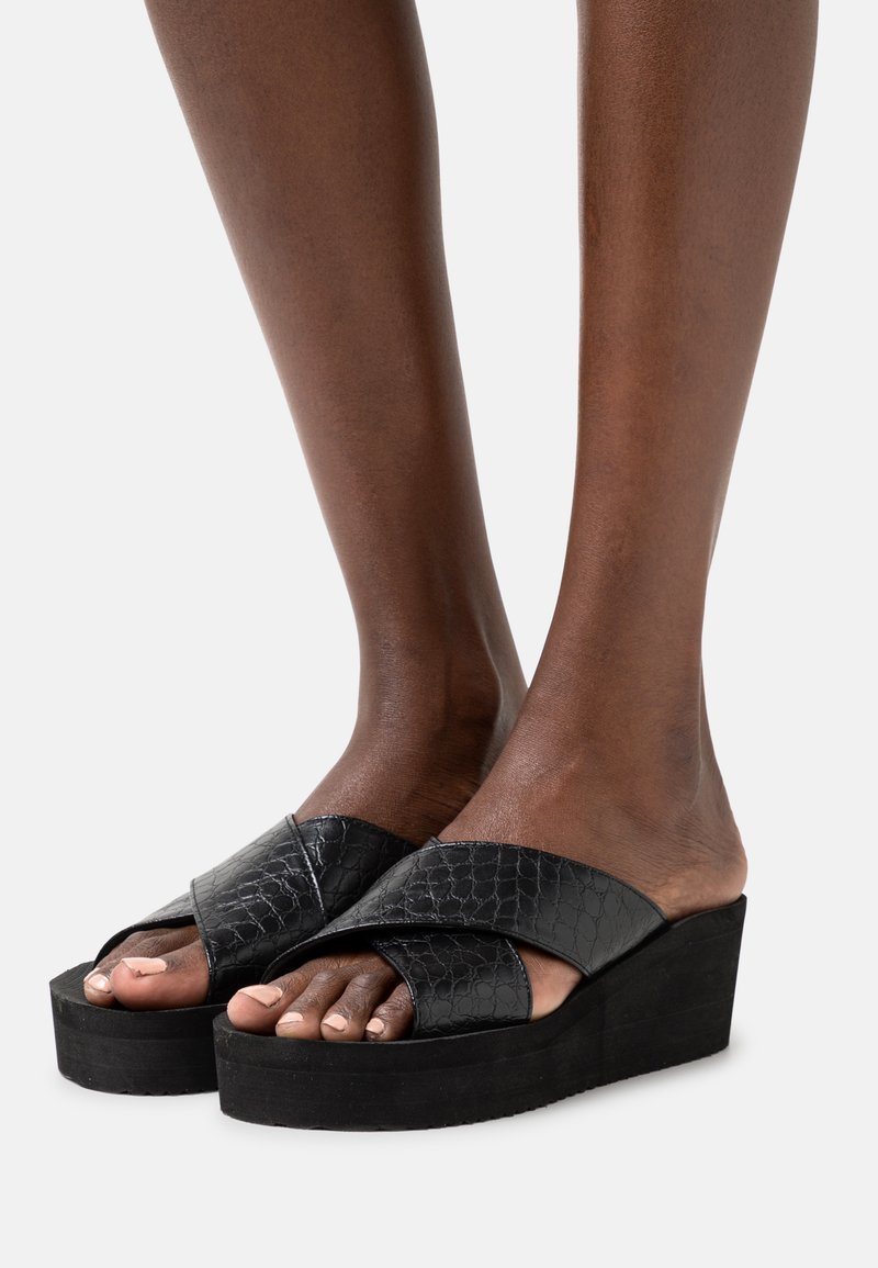 flip*flop WEDGE CROSS - Korolliset pistokkaat - black